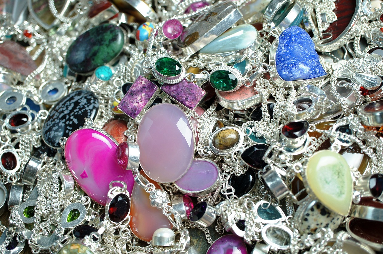 Selling Jewelry: Your Do’s and Don’ts Guide for Success